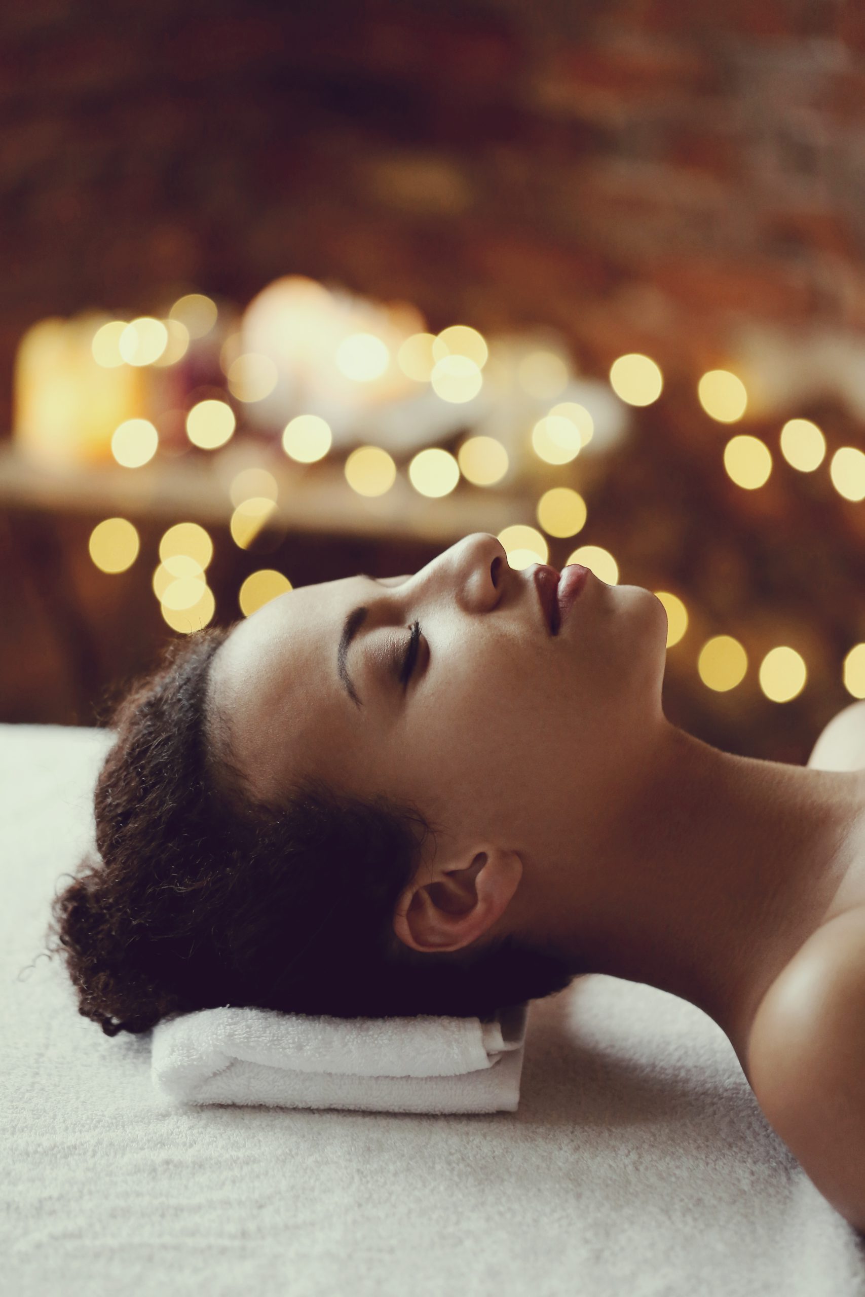 femme allongée sur table de massage spa relaxation. Institut de beauté à Dijon