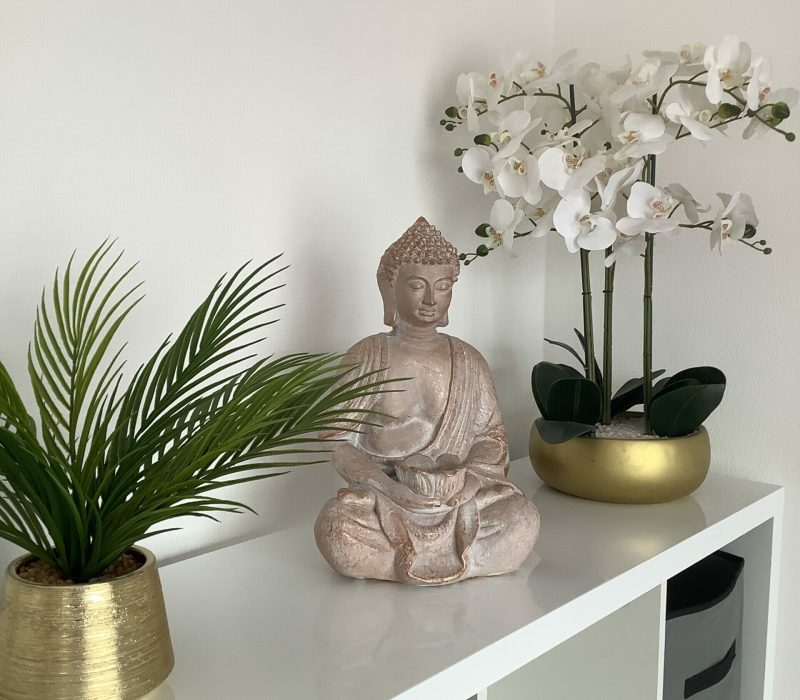 Salle de l'institut de beauté Nova Essência. Décor zen et relaxant. Esthéticienne et masseuse, Zuraia