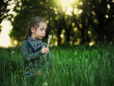 enfant nature fleurs petite fille