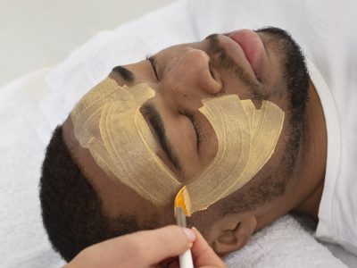 homme soins du visage en institut masque de beauté